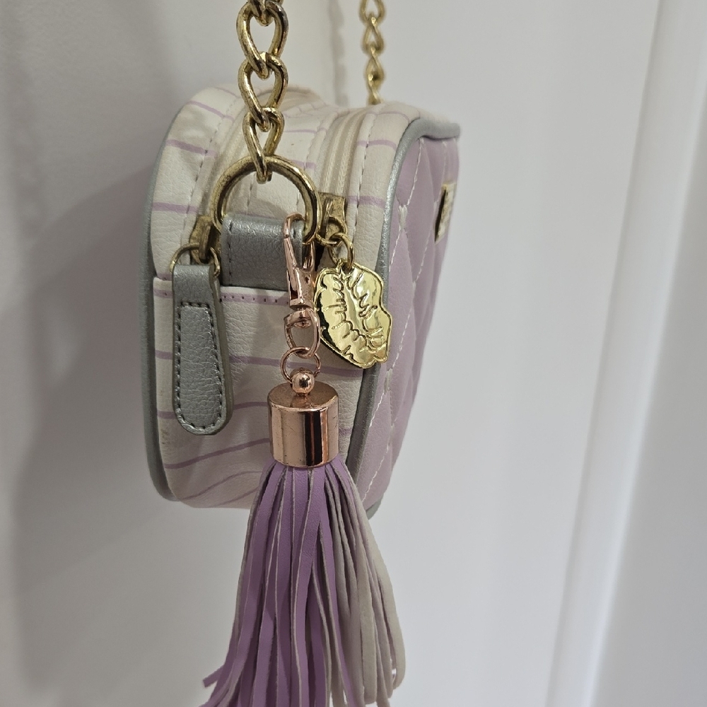 Betsey Johnson Lilac Quilted Crossbody Bag with Gold & Polyurethane Chain. - Picture 4 of 11